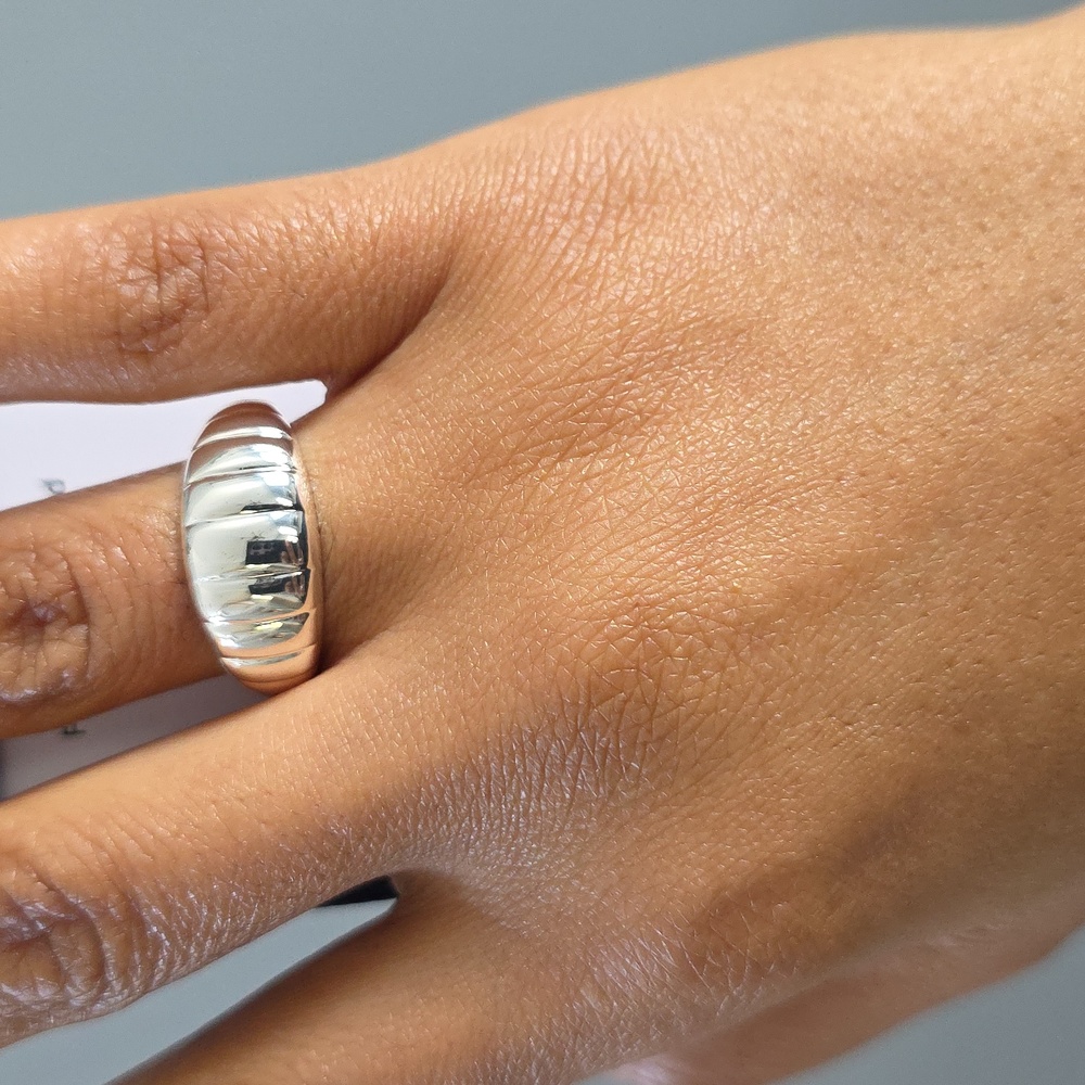 Silver Plated Ribbed Band Statement Ring | Size 10 - Picture 10 of 17